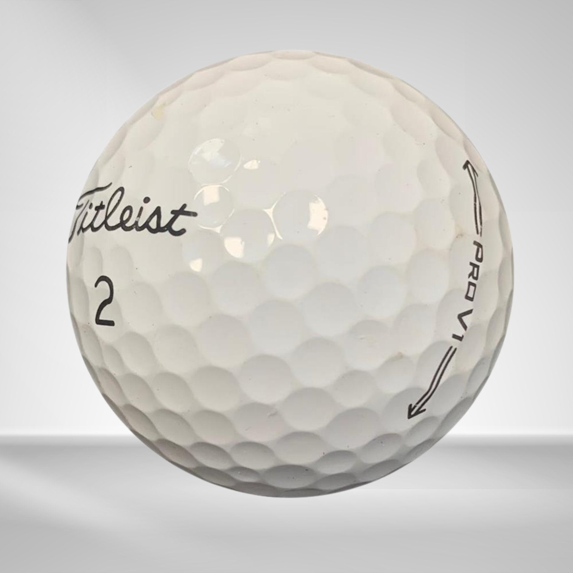 Weißer Golfball Titleist Pro V1 mit Nummer und typischer Oberflächentextur, Nahaufnahme