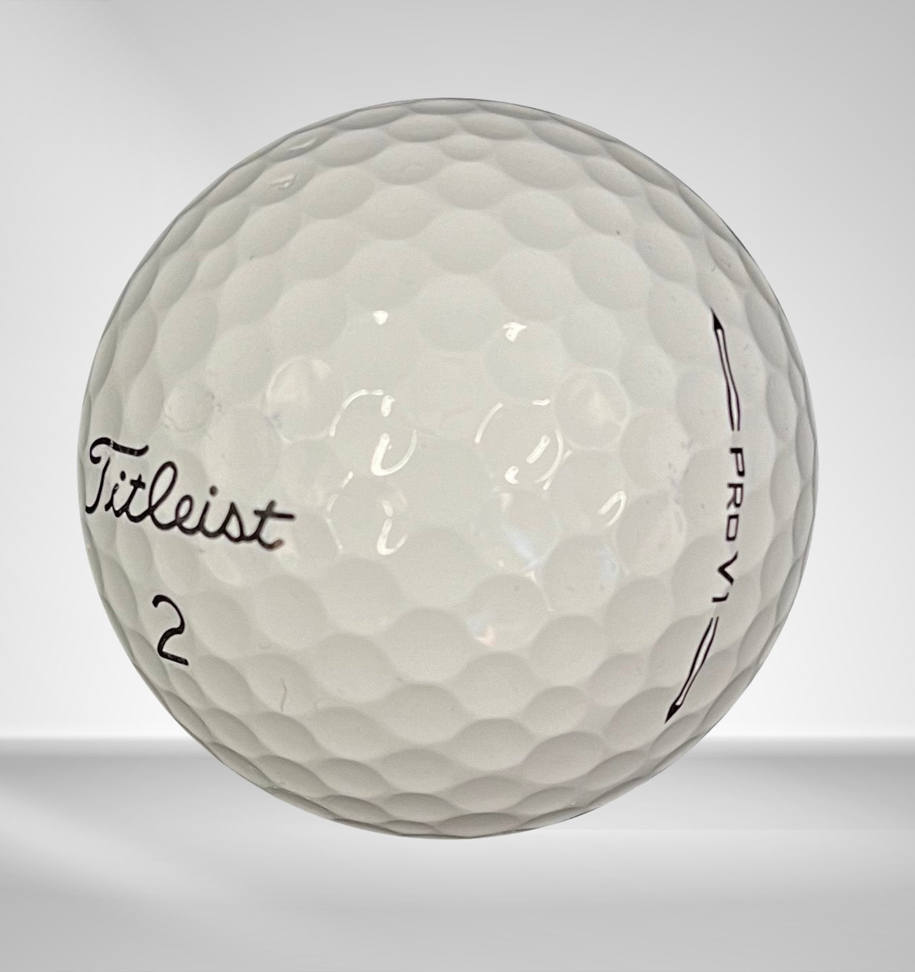 Weißer Golfball mit Titelist Pro V1 Aufdruck, Detailansicht für Golfausrüstung