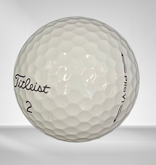 Weißer Golfball mit Titelist Pro V1 Aufdruck, Detailansicht für Golfausrüstung