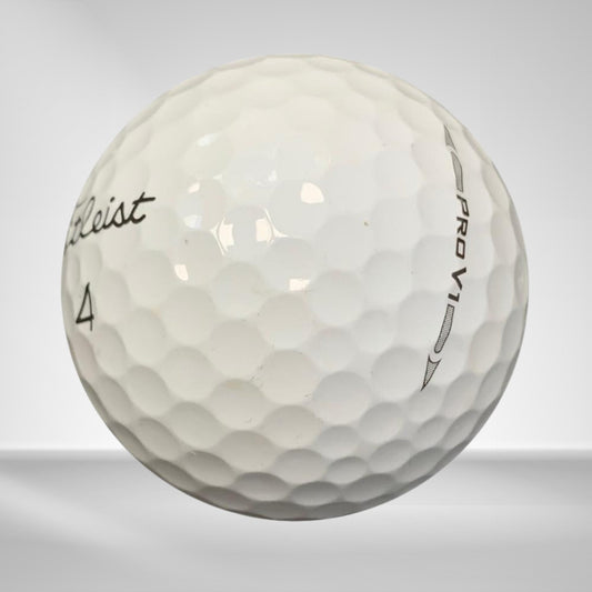 Weißer Golfball Titleist Pro V1 mit Nummer 4, Nahaufnahme, Golfzubehör