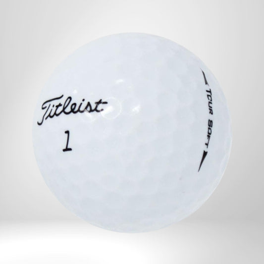Weißer Titleist Tour Soft Golfball mit Nummer 1 auf hellem Hintergrund