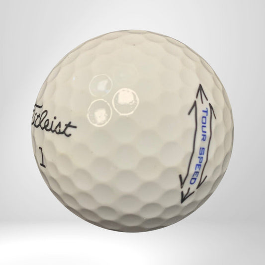 Weißer Golfball mit dimpled Oberfläche, Aufschrift Tour Speed und Nummer 1, Nahaufnahme