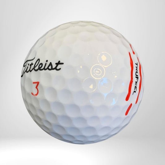 Titleist TruFeel Golfball weiß mit roter Zahl und Markierung, Nahaufnahme