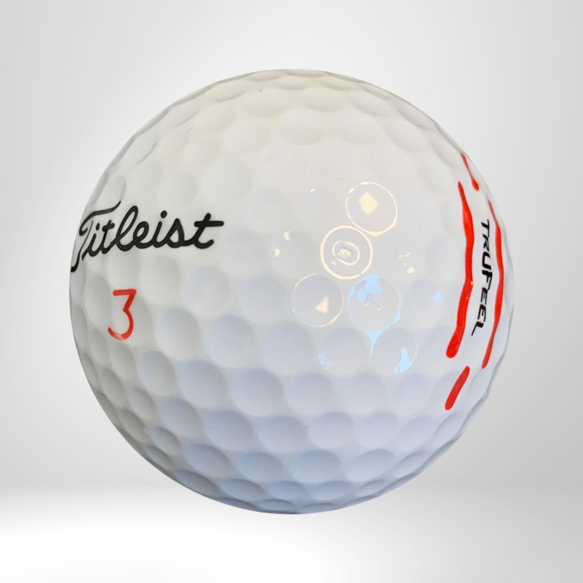 Weißer Titleist TruFeel Golfball mit roter Nummer 3 und rotem Design, freigestellt
