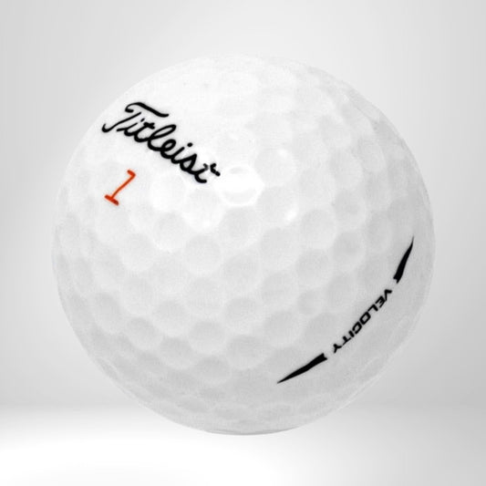 Weißer Golfball mit schwarzer und roter Beschriftung, Nahaufnahme, Golf Zubehör