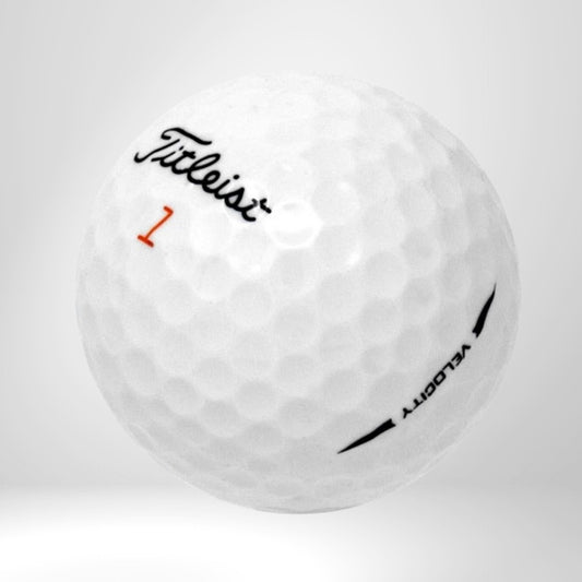 Weißer Golfball mit Schriftzug, Nummer und Velocity-Logo, Nahaufnahme, dimpelte Oberfläche