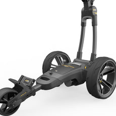 Moderner elektrischer Golf Trolley in Gun Metal mit großen Rädern auf weißem Hintergrund.