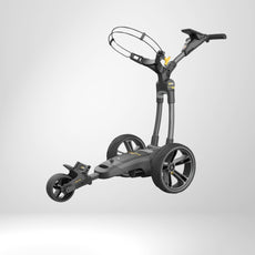Moderner elektrischer Golf Trolley in Gunmetal Grau mit drei Rädern auf weißem Hintergrund