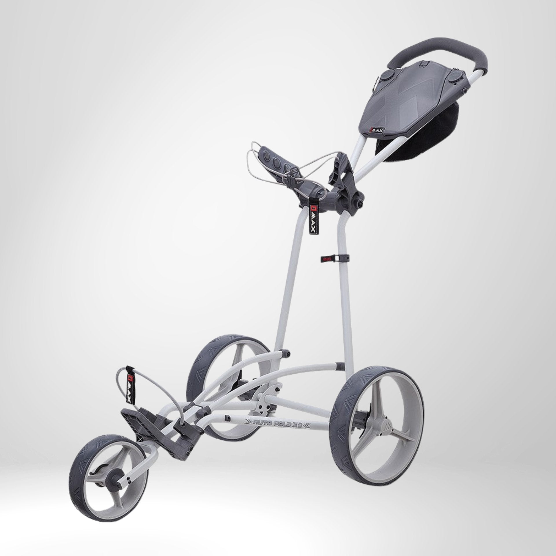 Moderner, grauer Golf Trolley mit drei großen Rädern und ergonomischem Griff auf weißem Hintergrund.