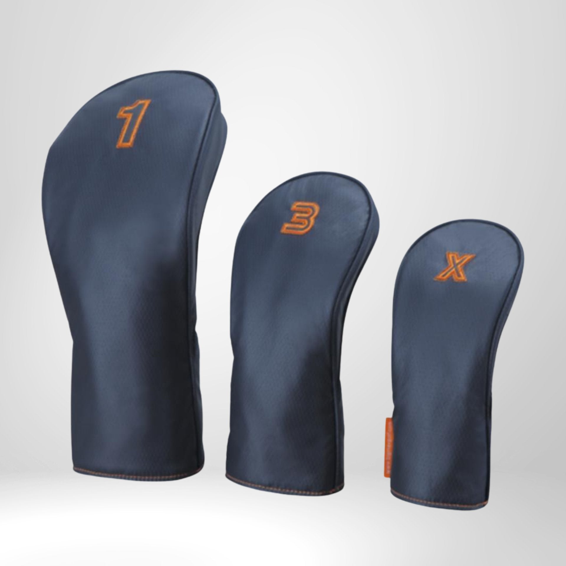 Drei schwarze Golf Headcover mit orangenen Zahlen für Driver, Holz 3 und Hybrid.