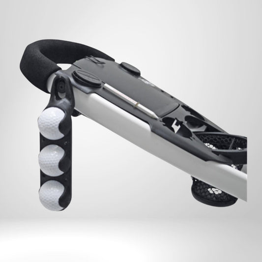 Golfwagen mit Golfballhalter, drei Golfbälle, modernes Golfzubehör vor weißem Hintergrund