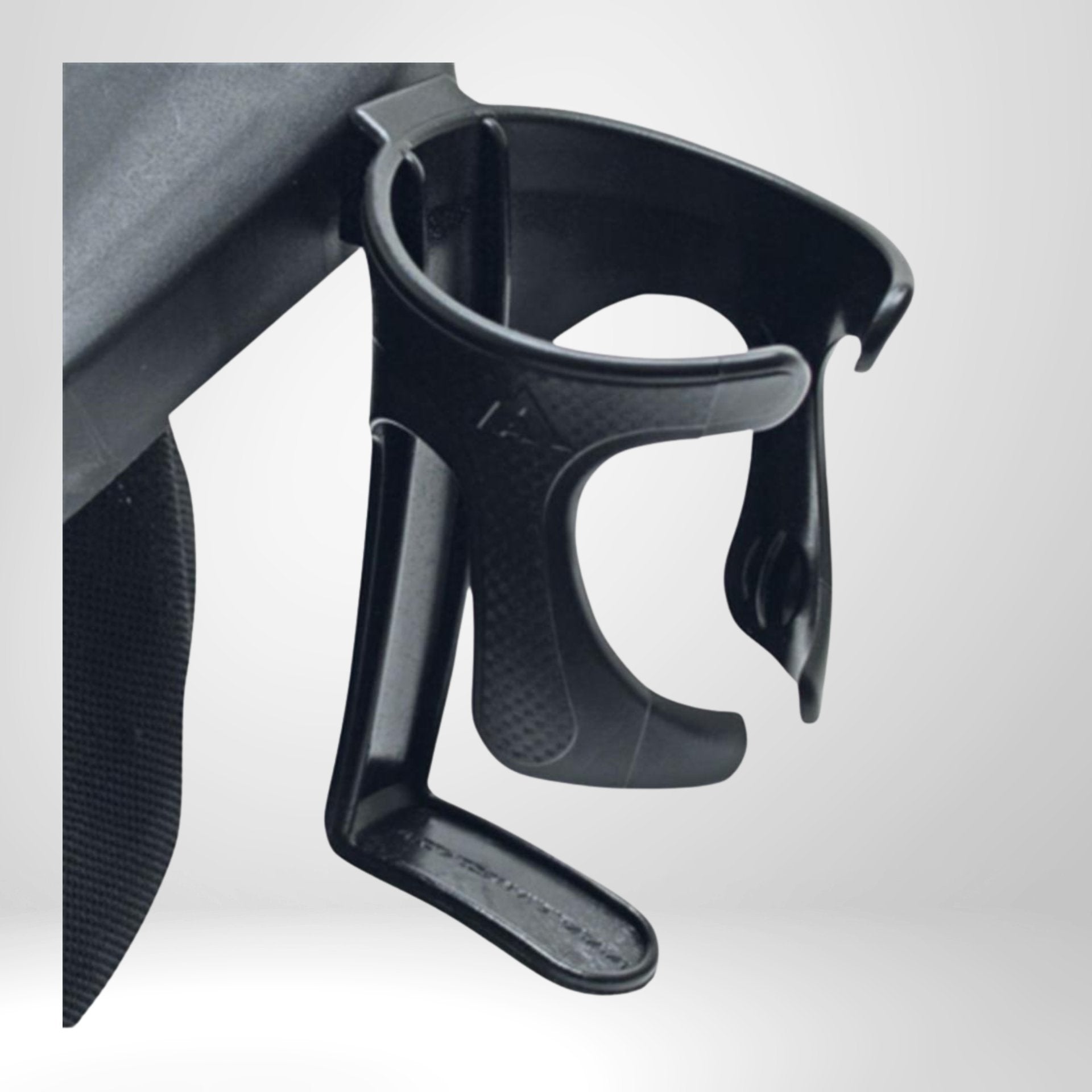 Schwarzer Getränkehalter aus Kunststoff für Golf Trolley Zubehör, Nahaufnahme