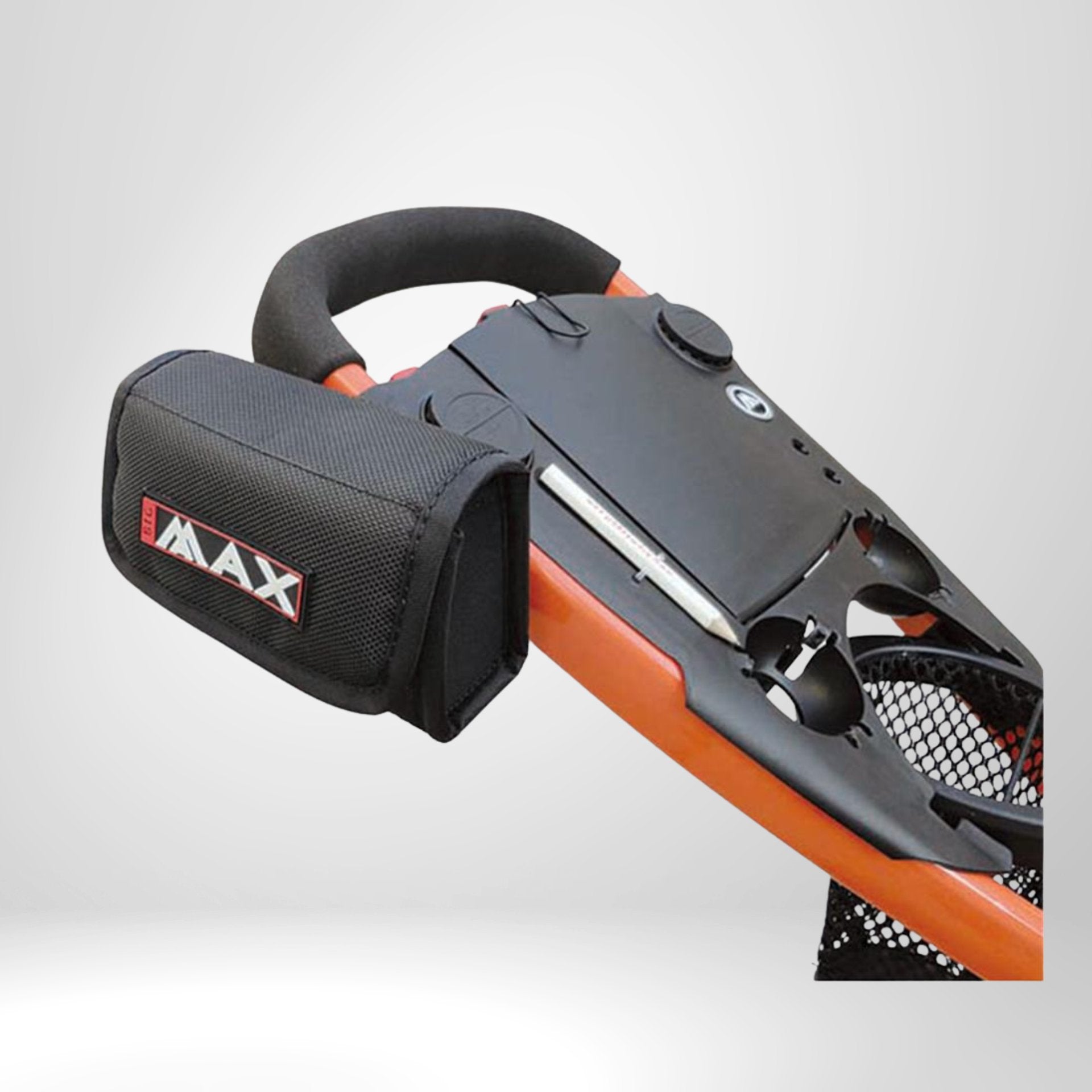 Schwarze Rangefinder-Tasche am Griff eines Golf-Trolleys, Golf-Zubehör für Golfer