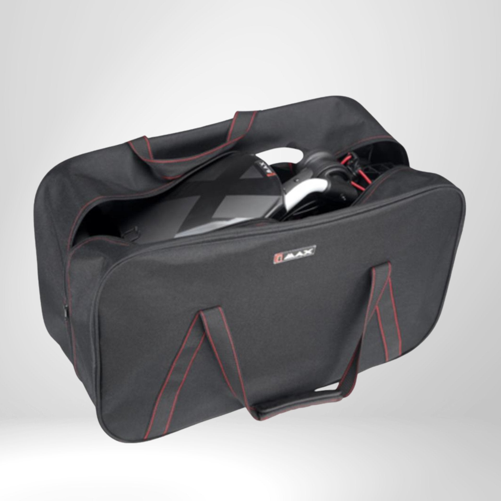 Schwarze Transporttasche mit roten Nähten für Golf Trolley, geöffnet, auf grauem Hintergrund