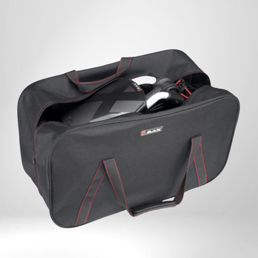 Schwarze Transporttasche mit roten Nähten für Golf Trolley, geöffnet, auf grauem Hintergrund