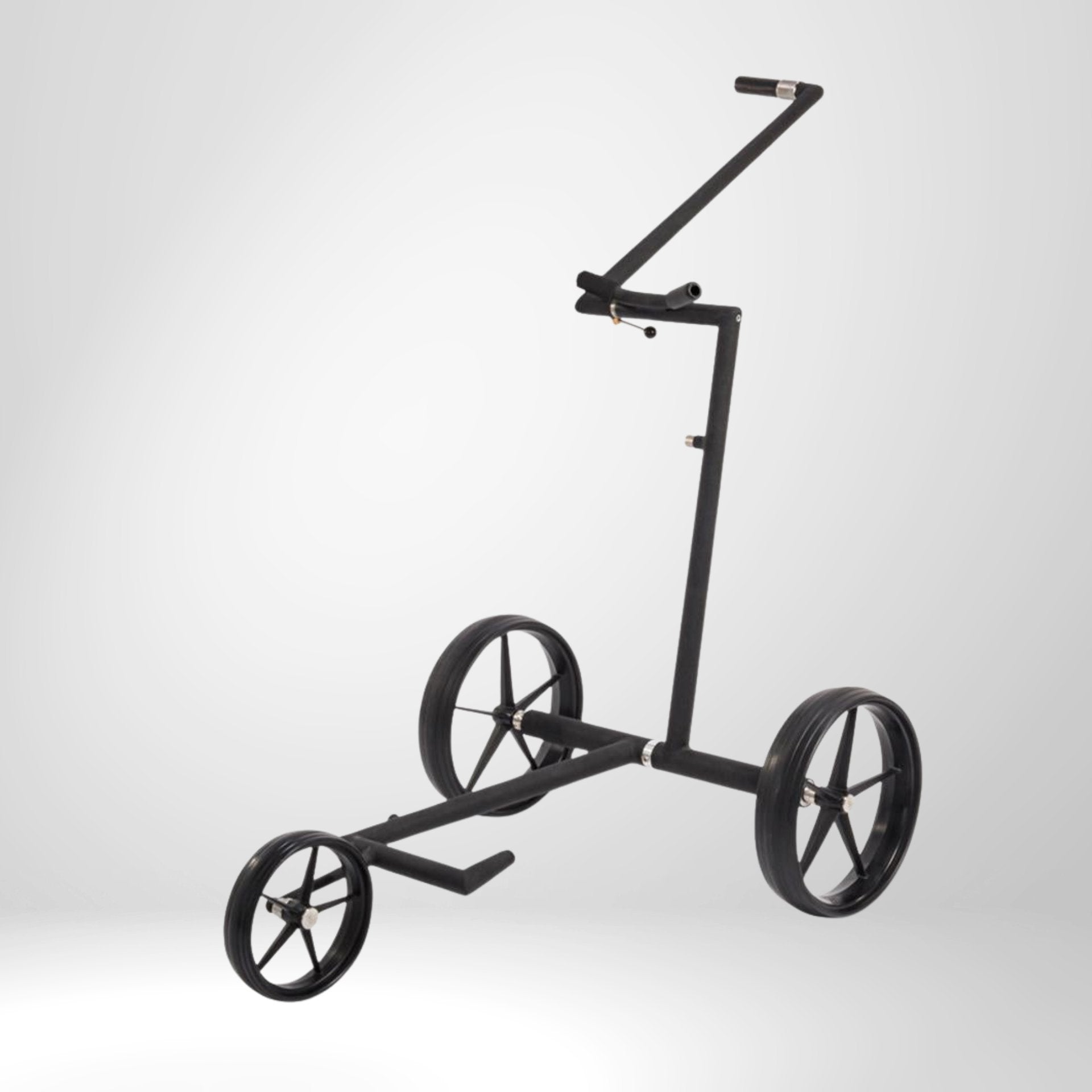 Schwarzer Golf Trolley mit drei Rädern, minimalistisches Design, freigestellt auf weißem Hintergrund