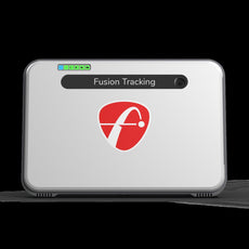 Moderner Golf Launch Monitor mit Kameralinse und "Fusion Tracking" Aufschrift, silbernes Gehäuse