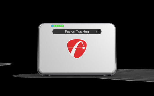Moderner Golf Launch Monitor mit Kameralinse und "Fusion Tracking" Aufschrift, silbernes Gehäuse