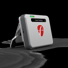 Mobiles Golf Launch Monitor mit Fusion Tracking auf schwarzem Hintergrund, modernes Design