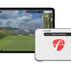 Golf Launch Monitor und Tablet mit Golf-Simulator-Software auf grünem Fairway-Hintergrund