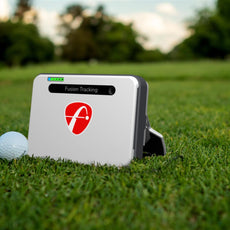 Golfball und Launch Monitor auf Golfplatz, modernes Golfzubehör für Indoor und Outdoor Training