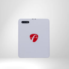 Golf Launch Monitor mit weißem Gehäuse, rotem Logo und Fusion Tracking Aufschrift