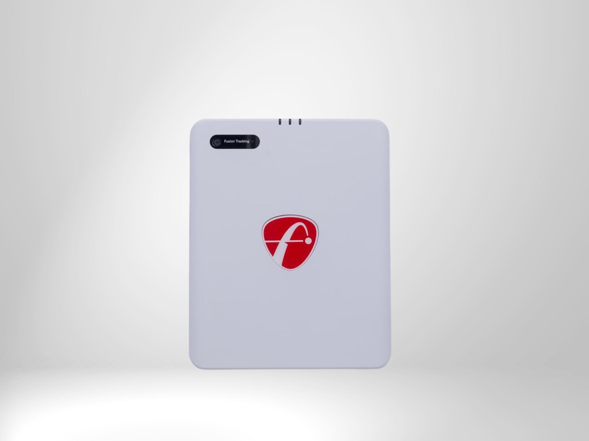 Golf Launch Monitor mit weißem Gehäuse, rotem Logo und Fusion Tracking Aufschrift