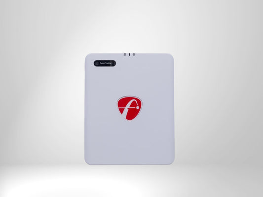 Golf Launch Monitor mit weißem Gehäuse, rotem Logo und Fusion Tracking Aufschrift