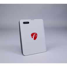 Moderner Golf Launch Monitor mit weißem Gehäuse, Fusion Tracking Kamera, auf grauem Hintergrund