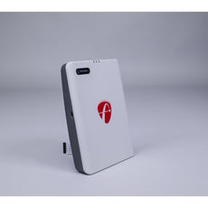 Golf Launch Monitor in Weiß mit rotem Logo, Indoor Golf Zubehör auf grauem Hintergrund