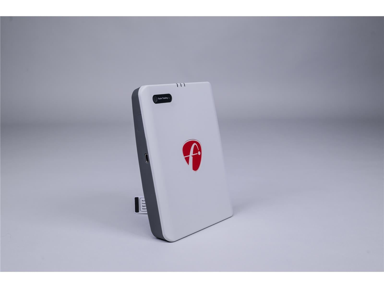 Golf Launch Monitor in Weiß mit rotem Logo, Indoor Golf Zubehör auf grauem Hintergrund