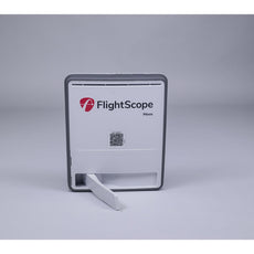 FlightScope Mevo Golfradar mit ausgeklapptem Standfuß auf grauem Hintergrund