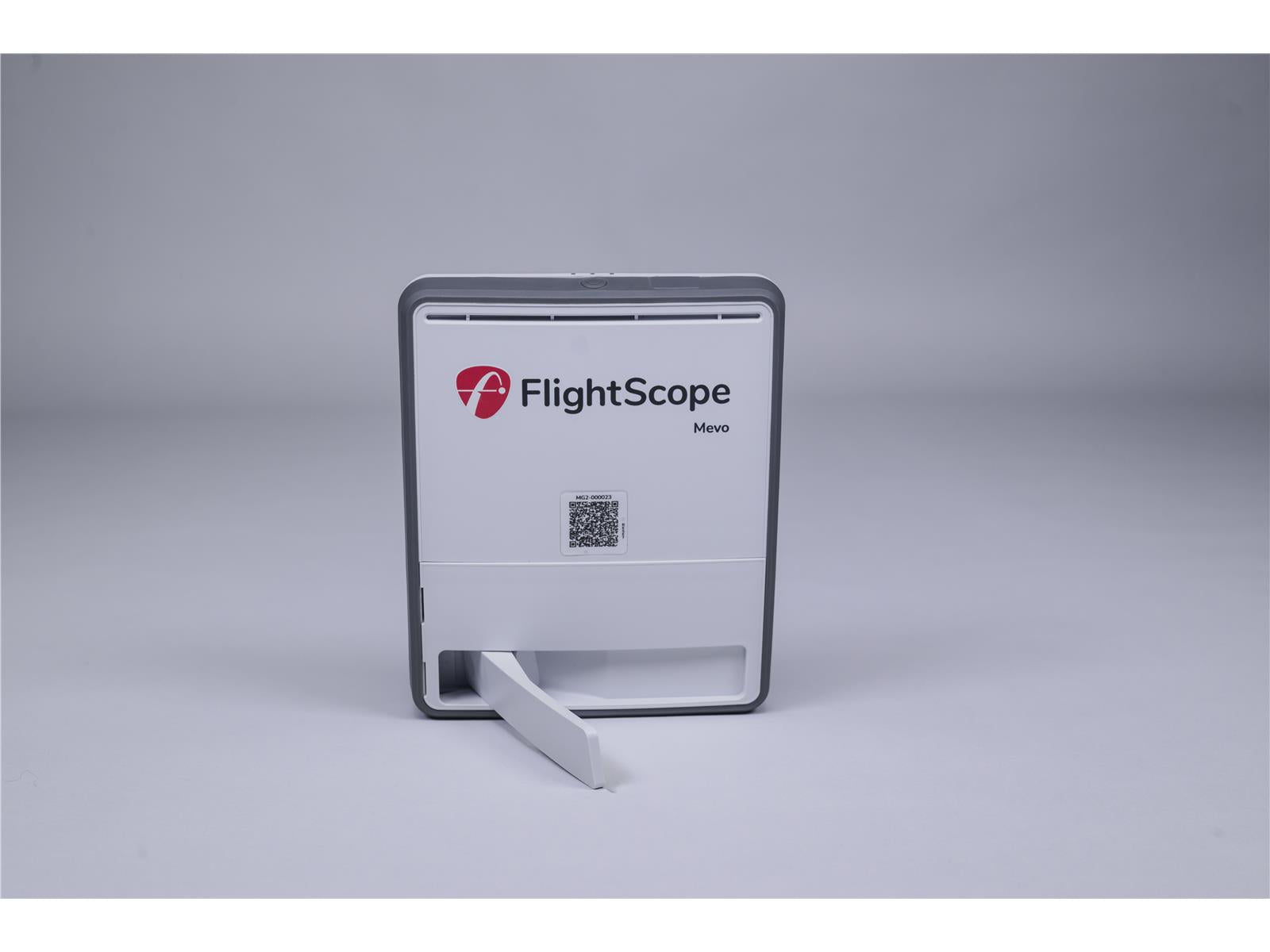 FlightScope Mevo Golfradar mit ausgeklapptem Standfuß auf grauem Hintergrund