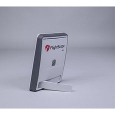 FlightScope Mevo Golf Launch Monitor seitlich, kompaktes Golf-Analysegerät auf grauem Hintergrund