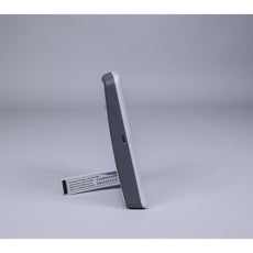 Golf-Launch-Monitor seitlich mit USB-Anschluss und ausklappbarem Standfuß auf grauem Hintergrund