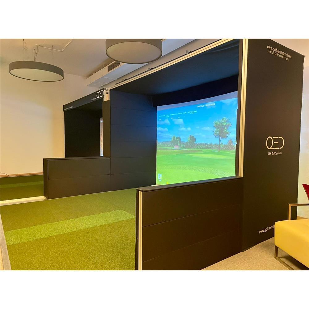 Moderner Golf Simulator Indoor mit Projektionsleinwand, Kunstrasen und Golfsystemen