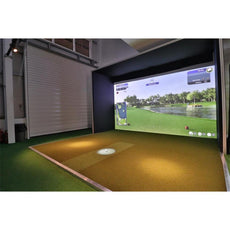 Moderner Golf Simulator mit großem Bildschirm und Abschlagmatte in Innenraum