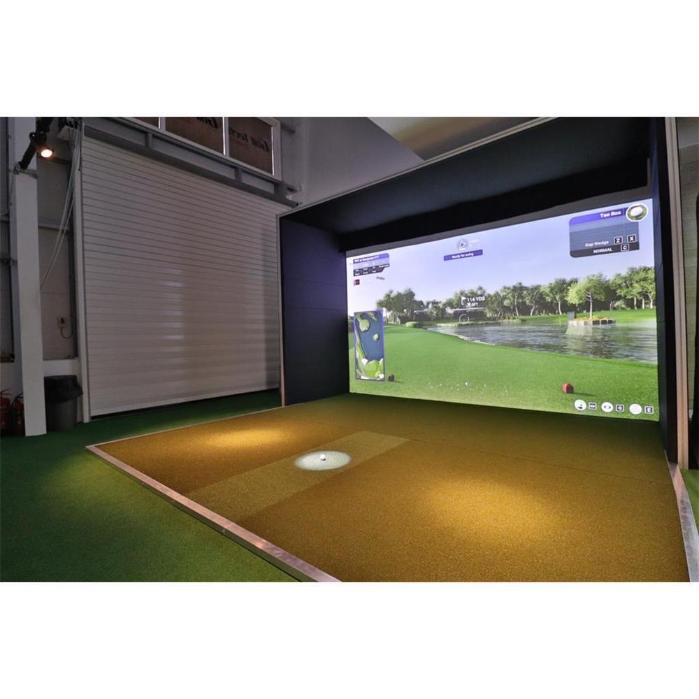 Moderner Golf Simulator mit großem Bildschirm und Abschlagmatte in Innenraum