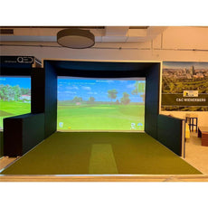 Moderner Golf Simulator mit großer Leinwand, Indoor Golfplatz und virtuellem Fairway