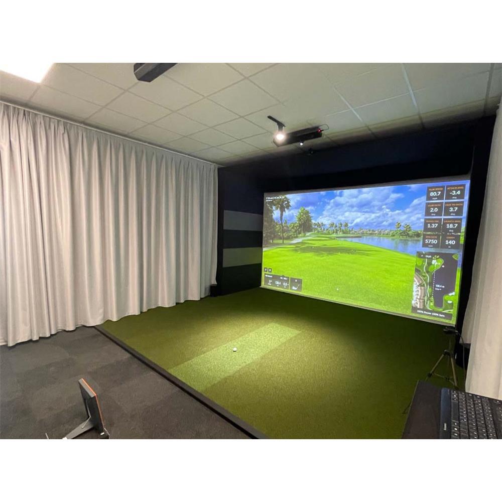 Golf Simulator Raum mit großem Bildschirm, Golfmatte und moderner Indoor-Golf-Technologie