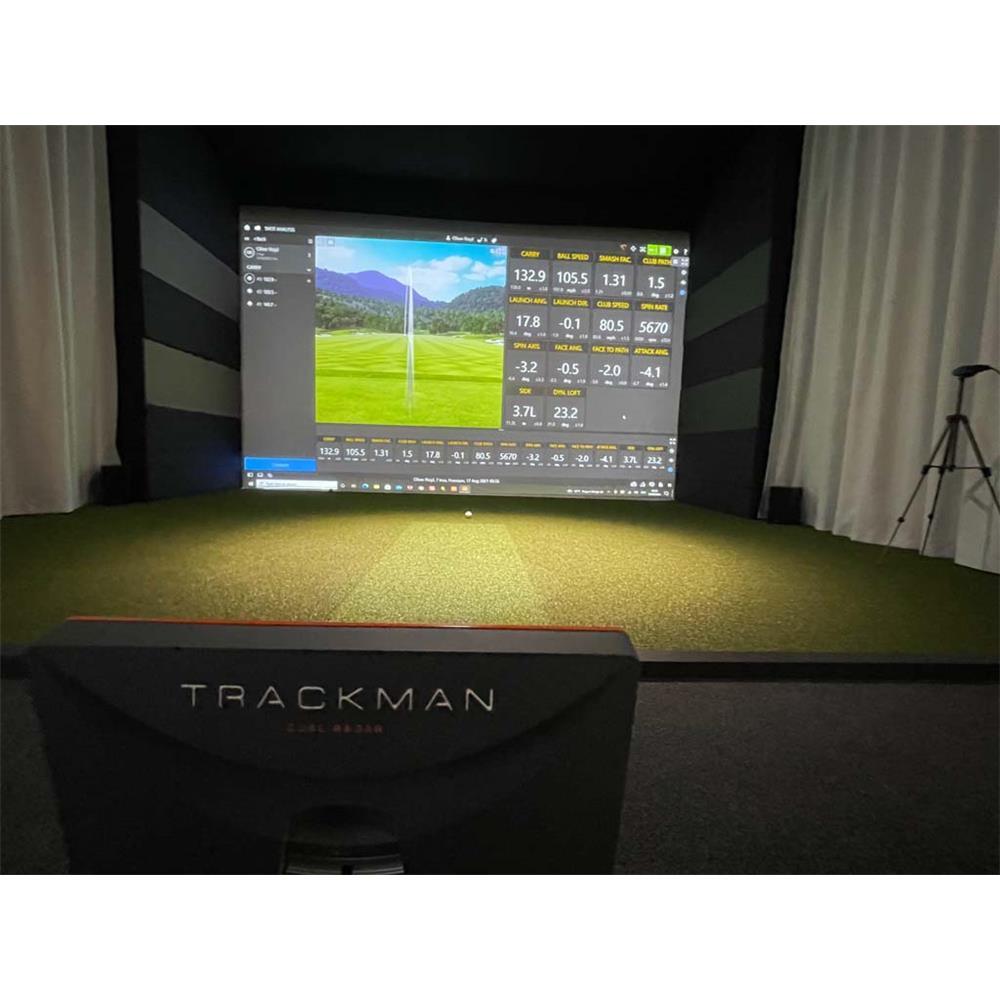Golf Simulator mit TrackMan, Indoor-Golfanlage mit digitaler Analyse und Abschlagmatte
