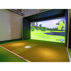 Moderner Indoor Golf Simulator mit großem Bildschirm und Abschlagmatte