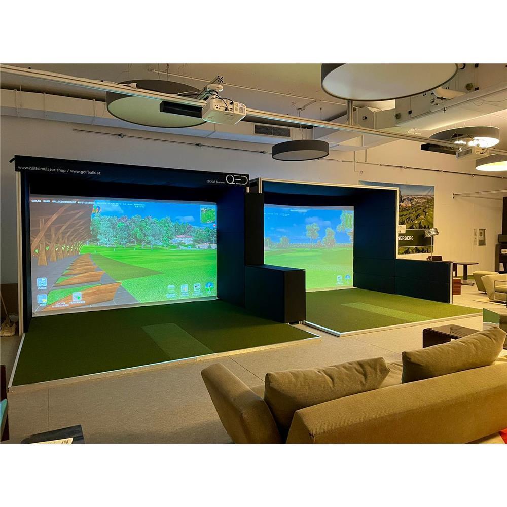 Moderner Indoor Golf Simulator mit großem Bildschirm und Sitzbereich in Golfausstellung
