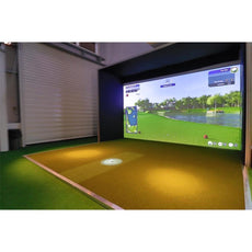 Moderner Golf Simulator mit großem Bildschirm und realistischem Golfrasen Indoor-Setup