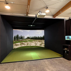 Moderner Golf Simulator in Indoor Umgebung mit großem Bildschirm und grünem Kunstrasen