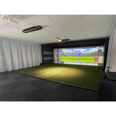 Moderner Golf Simulator Raum mit großem Bildschirm, Kunstrasen und Projektionstechnik