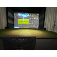 Golf Simulator mit Trackman Launch Monitor und digitaler Abschlagmatte in Indoor Umgebung