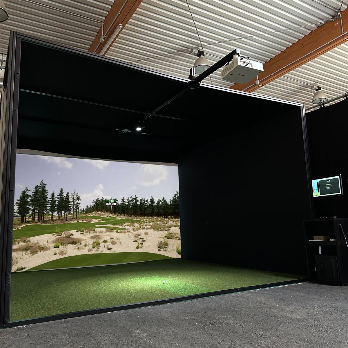 Moderner Indoor Golf Simulator mit großer Leinwand, Kunstrasen und digitaler Anzeige