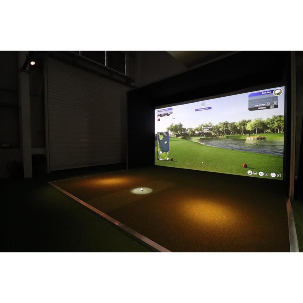 Golf Simulator mit realistischem Fairway auf großem Bildschirm in Indoor Golf Umgebung