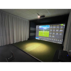 Moderner Golf Simulator Indoor mit Projektionsleinwand und Abschlagmatte